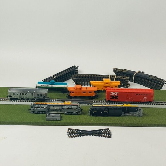 HO Scale Lot of 5 Model Train cars & 2 Engines Parts Only, 31 Pieces of Track - Picture 1 of 6